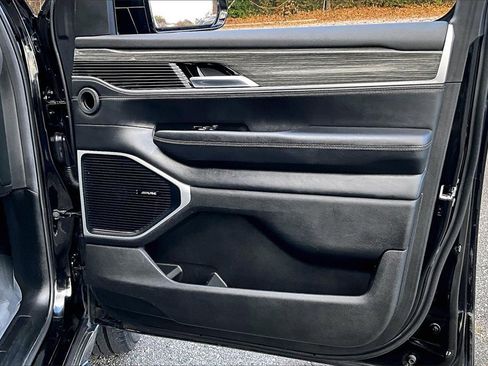 Used 2022 Jeep Wagoneer Series III w/ Flexible Seating Group image 25