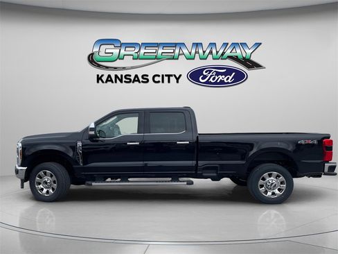 Used 2025 Ford F350 Lariat w/ Chrome Package image 4