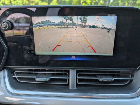 Used 2025 Chevrolet Trax LT FWD image 17