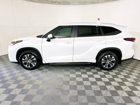 Certified 2025 Toyota Highlander XLE AWD/4WD image 6