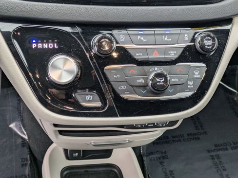 Certified 2024 Chrysler Pacifica Touring-L image 22