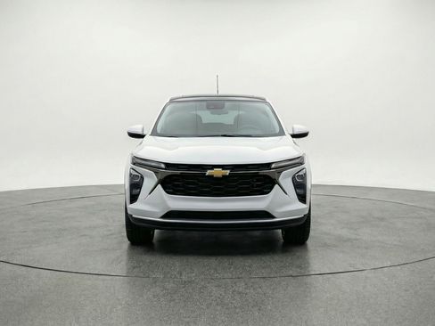 Used 2025 Chevrolet Trax LT FWD image 2