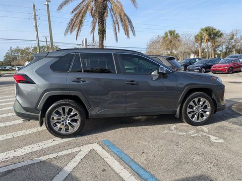 Used 2021 Toyota RAV4 XLE Premium image 7