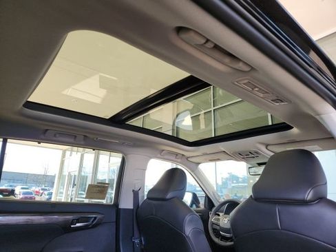 New 2026 Toyota Highlander Platinum image 25