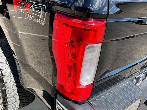 Used 2017 Ford F250 Lariat w/ Lariat Ultimate Package AWD/4WD image 28
