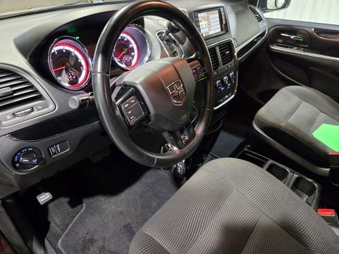 Used 2020 Dodge Grand Caravan SE image 4