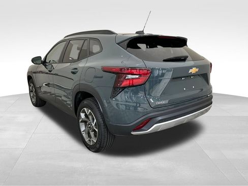 Used 2025 Chevrolet Trax LT FWD image 3