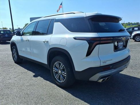 Used 2025 Chevrolet Traverse LT FWD image 5