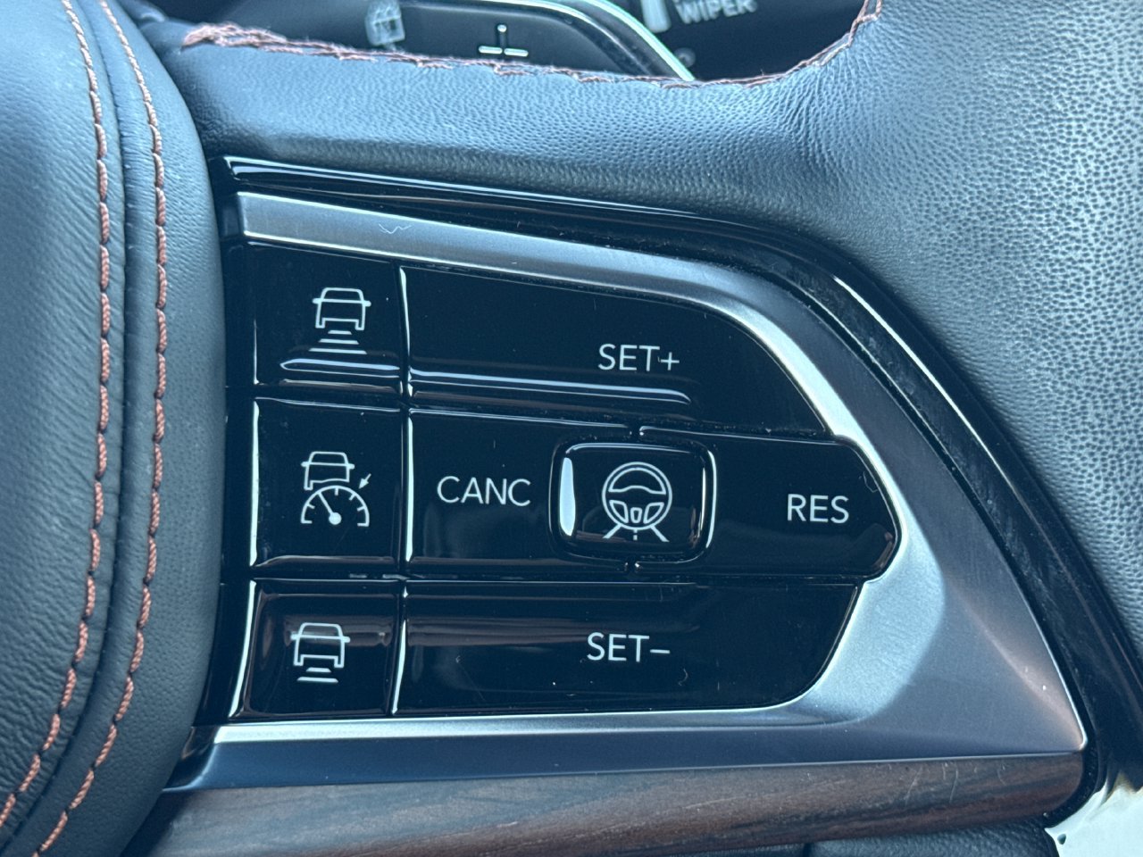 Certified 2025 Jeep Grand Cherokee L Summit w/ Obsidian Package AWD/4WD image 30