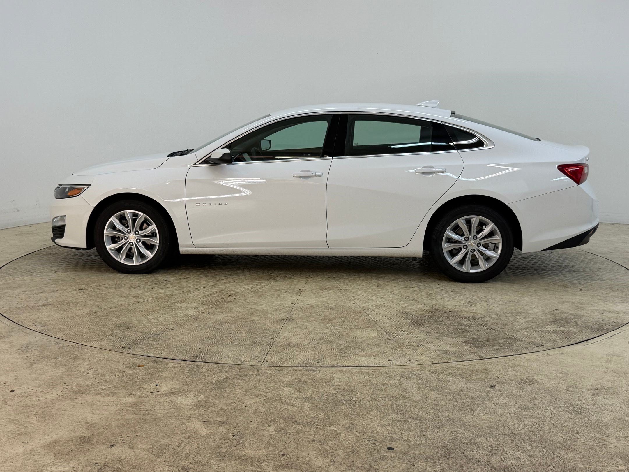 Used 2025 Chevrolet Malibu LT FWD image 2