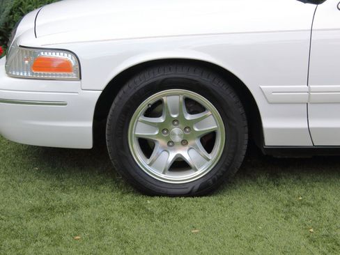Used 1999 Ford Crown Victoria LX RWD image 35