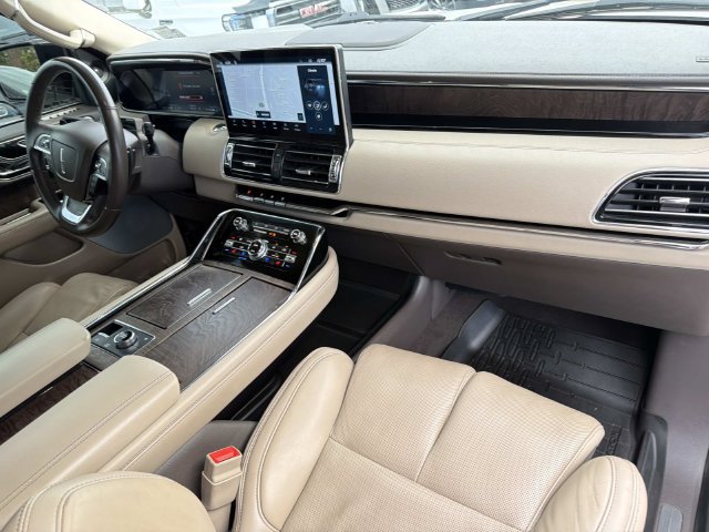 Used 2024 Lincoln Navigator Reserve AWD/4WD image 17