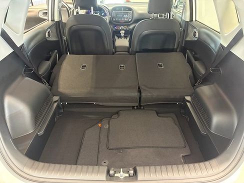 Used 2025 Kia Soul LX w/ LX Technology Package FWD image 25