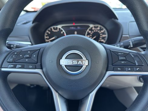 Used 2025 Nissan Altima 2.5 SV FWD image 14