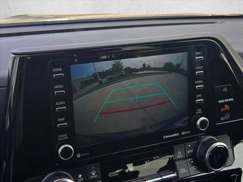 Used 2022 Toyota Highlander LE FWD image 13