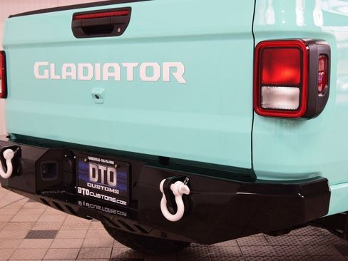 Used 2025 Jeep Gladiator Sport image 17