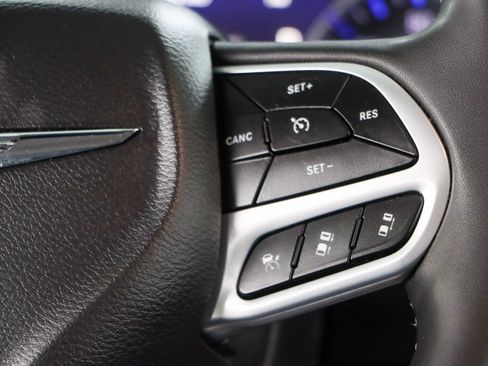 Used 2023 Chrysler Pacifica Touring-L FWD image 14