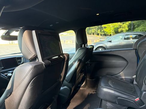Used 2019 Chrysler Pacifica Touring-L Plus w/ S Appearance Package FWD image 14