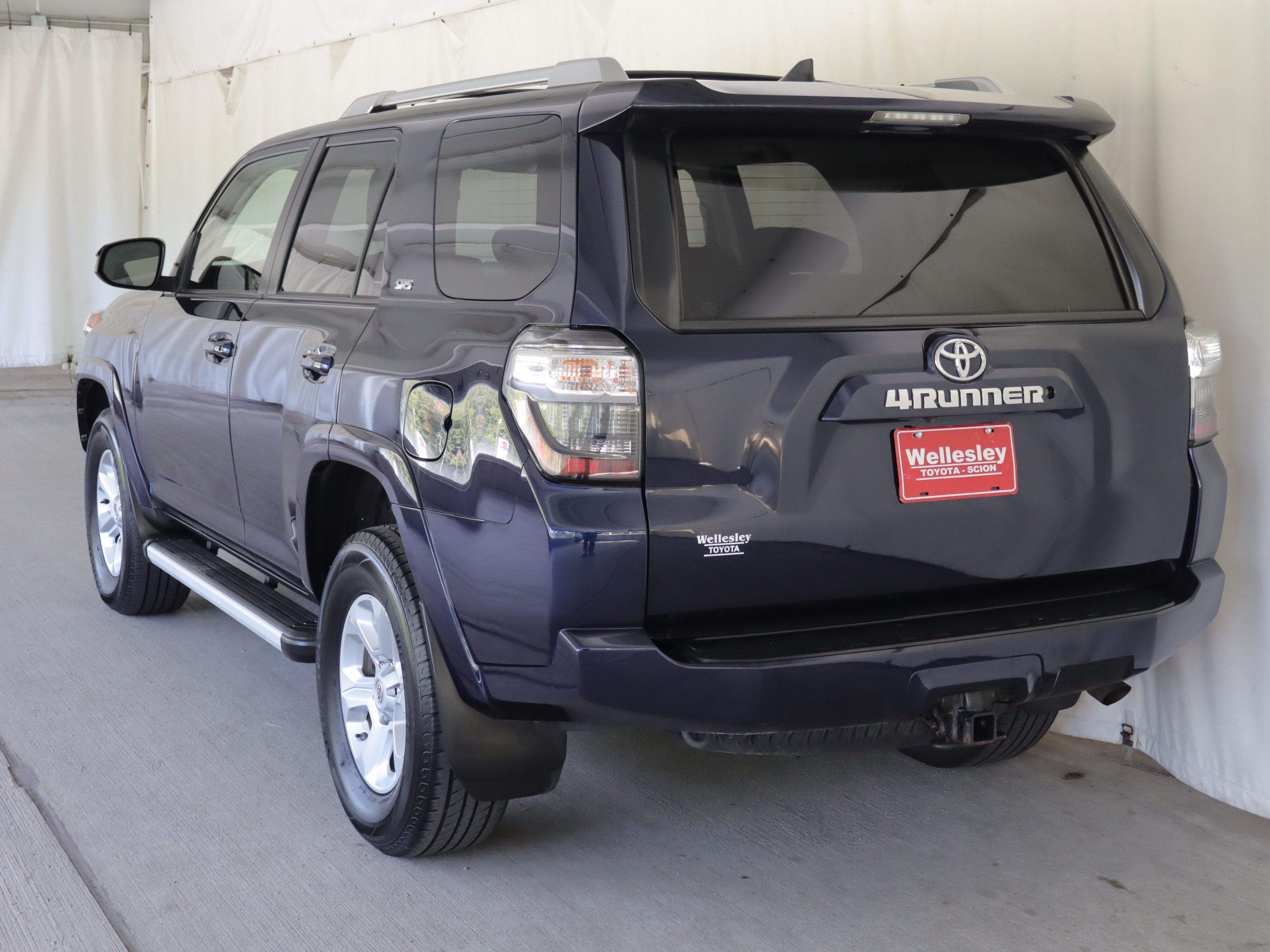 Used 2018 Toyota 4Runner SR5 AWD/4WD image 27