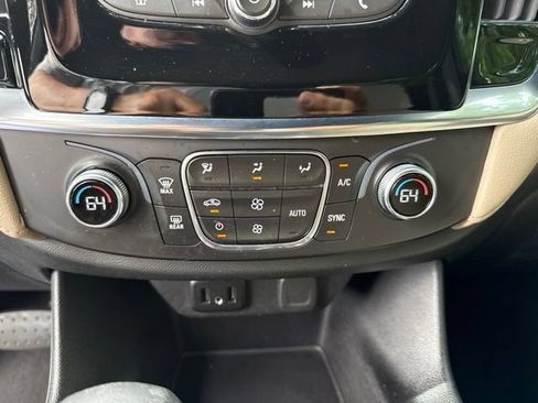 Used 2022 Chevrolet Traverse LS FWD image 17