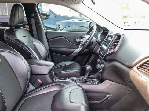 Used 2019 Jeep Cherokee Latitude Plus FWD image 16