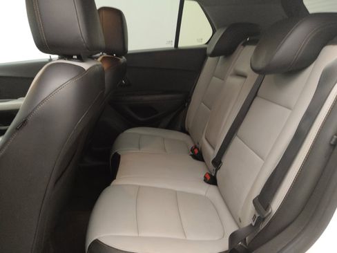 Used 2021 Chevrolet Trax LT w/ Premium Seat Package FWD image 18