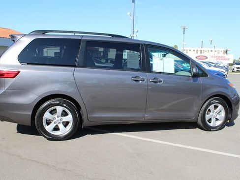 Used 2017 Toyota Sienna LE FWD image 17