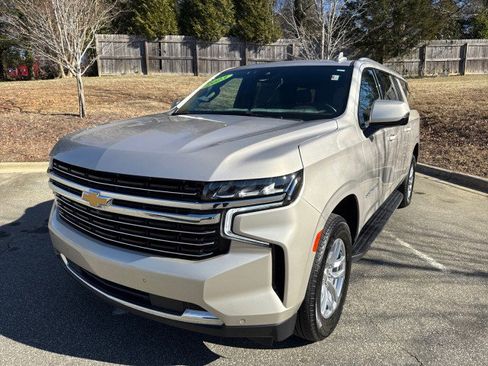 Used 2023 Chevrolet Suburban LT w/ Luxury Package image 3