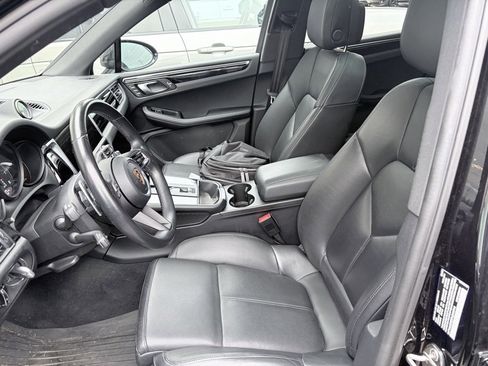 Used 2023 Porsche Macan Turbo image 2