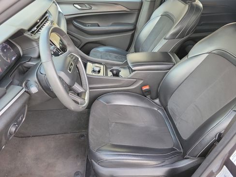 Used 2024 Jeep Grand Cherokee L Laredo image 9