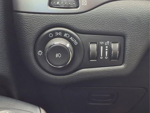 Used 2020 Jeep Cherokee Latitude Plus w/ Cold Weather Group AWD/4WD image 11