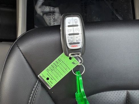 Certified 2024 Chrysler Pacifica Select image 29