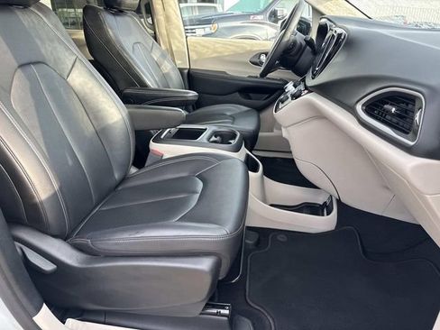 Used 2024 Chrysler Pacifica Touring-L image 8