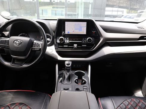 Used 2023 Toyota Highlander LE FWD image 23