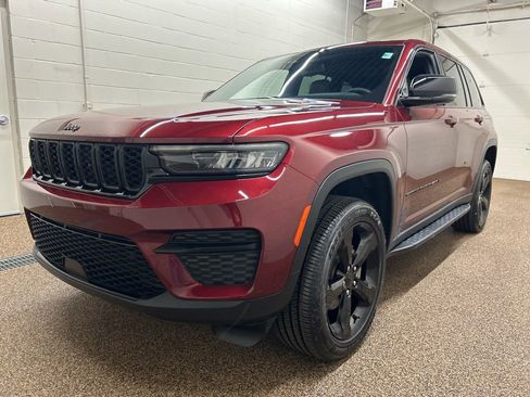 Used 2024 Jeep Grand Cherokee Altitude AWD/4WD image 5