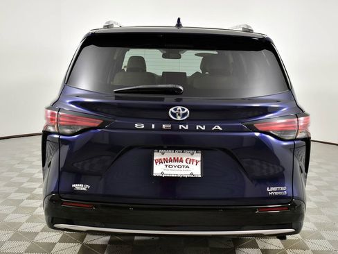 Used 2021 Toyota Sienna Limited image 6