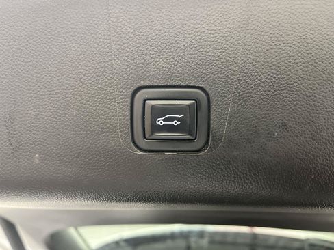 Used 2023 Chevrolet Traverse LT AWD/4WD image 32