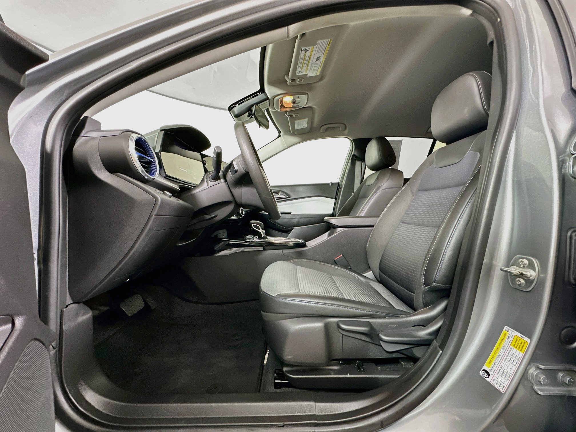 Used 2025 Chevrolet Trax LT FWD image 13