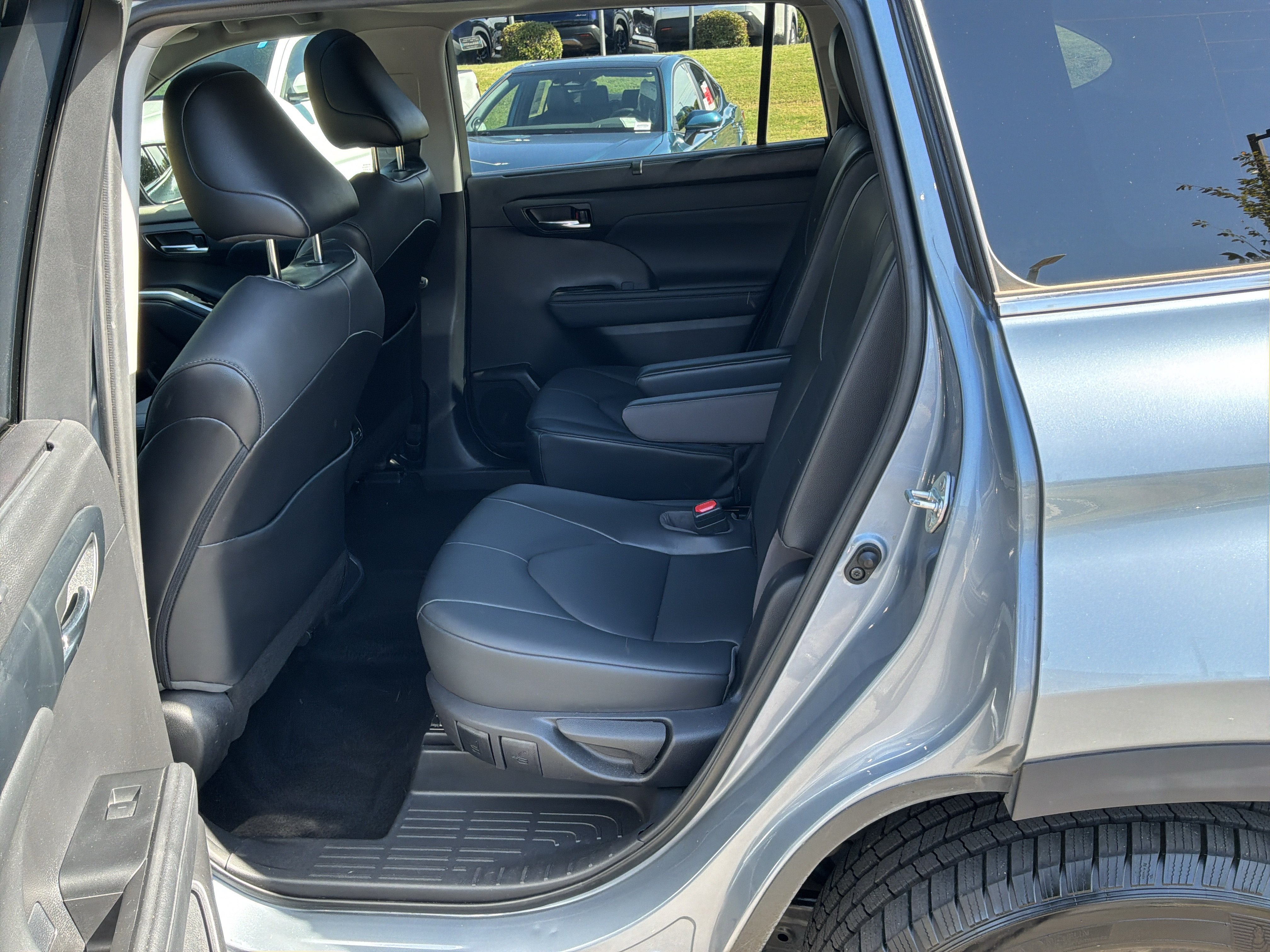 Used 2021 Toyota Highlander XLE AWD/4WD image 31