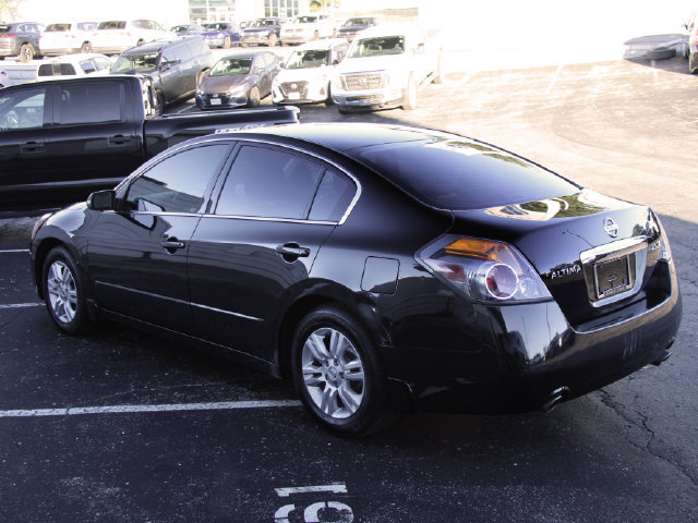 Used 2011 Nissan Altima 2.5 SL w/ 2.5SL Pkg FWD image 4
