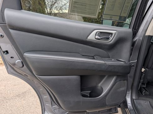 Used 2019 Nissan Pathfinder SV image 31