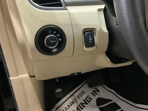 Used 2016 Ford Taurus SE image 8