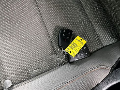 Used 2025 Chevrolet Traverse LT image 36