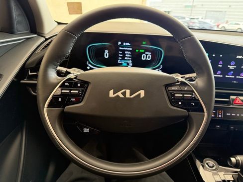 Used 2023 Kia Niro SX image 24