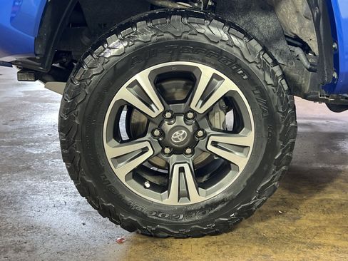 Used 2018 Toyota Tacoma TRD Sport w/ Technology Package AWD/4WD image 13