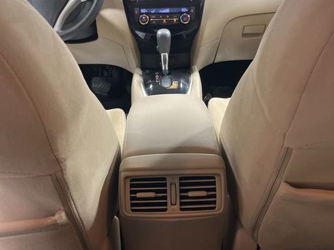 Used 2016 Nissan Rogue SV w/ SV Premium Package image 31