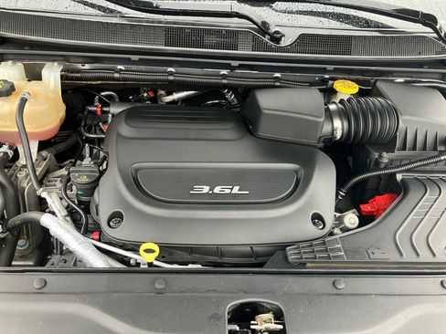 Used 2017 Chrysler Pacifica Limited image 18