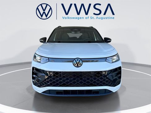 Certified 2026 Volkswagen Tiguan SE R-Line image 2