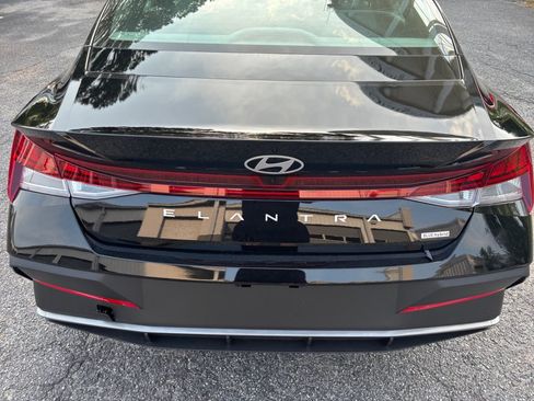 Certified 2025 Hyundai Elantra Hybrid FWD image 14