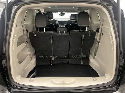 Used 2023 Chrysler Pacifica Touring-L FWD image 18